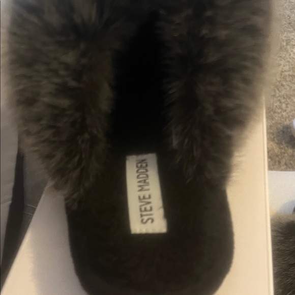 Steve Madden Grey Plush Slippers Brand new with Box - Picture 2 of 6